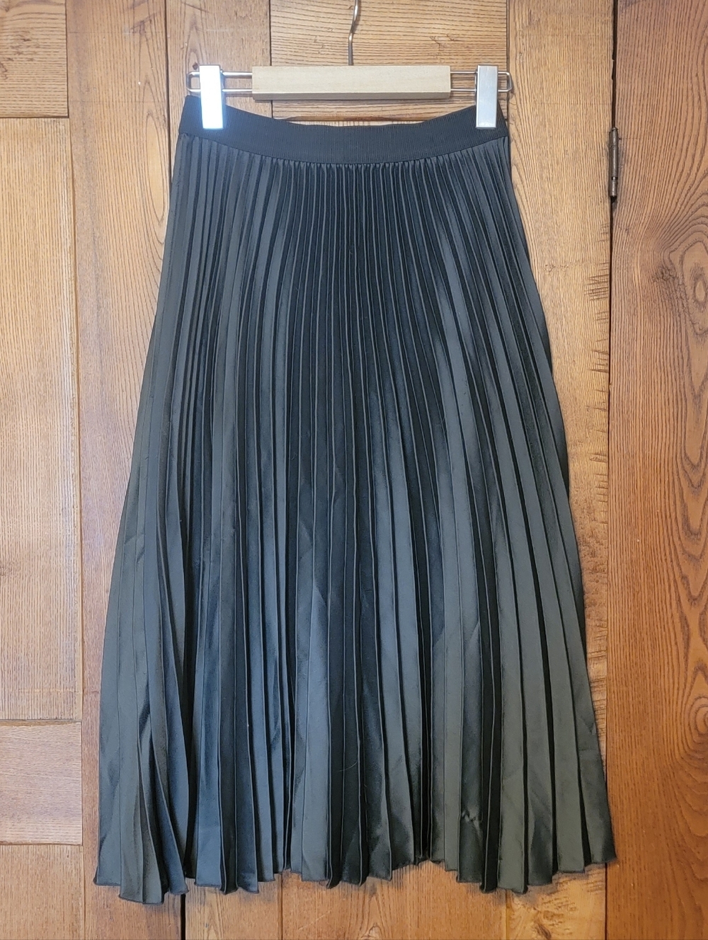 💫FREE ADDON💫 - H&M Dark Olive Pleated Midi Skirt